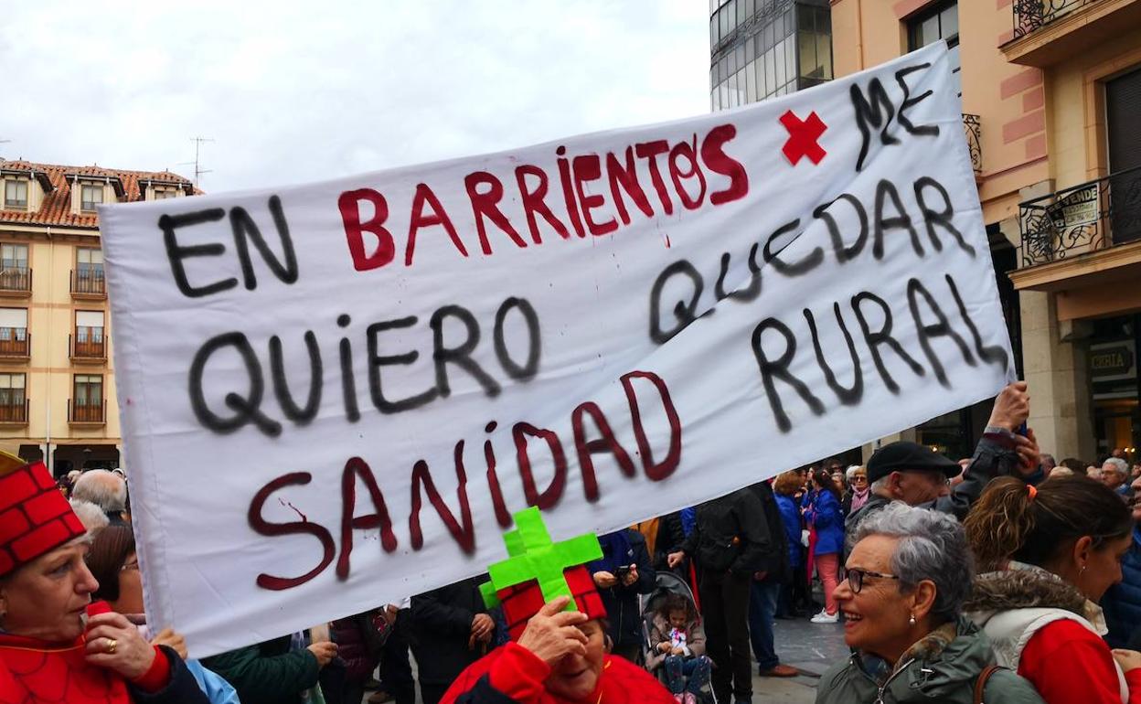 Imagen de una manifestación en defensa de la sanidad pública con vecinos de Barrientos.