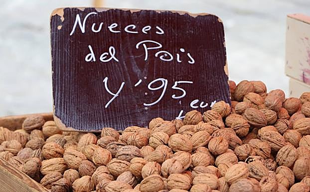 Galería. Un cartel anuncia 'Nueces del país' en el Mercado de la Plaza Mayor este martes. 