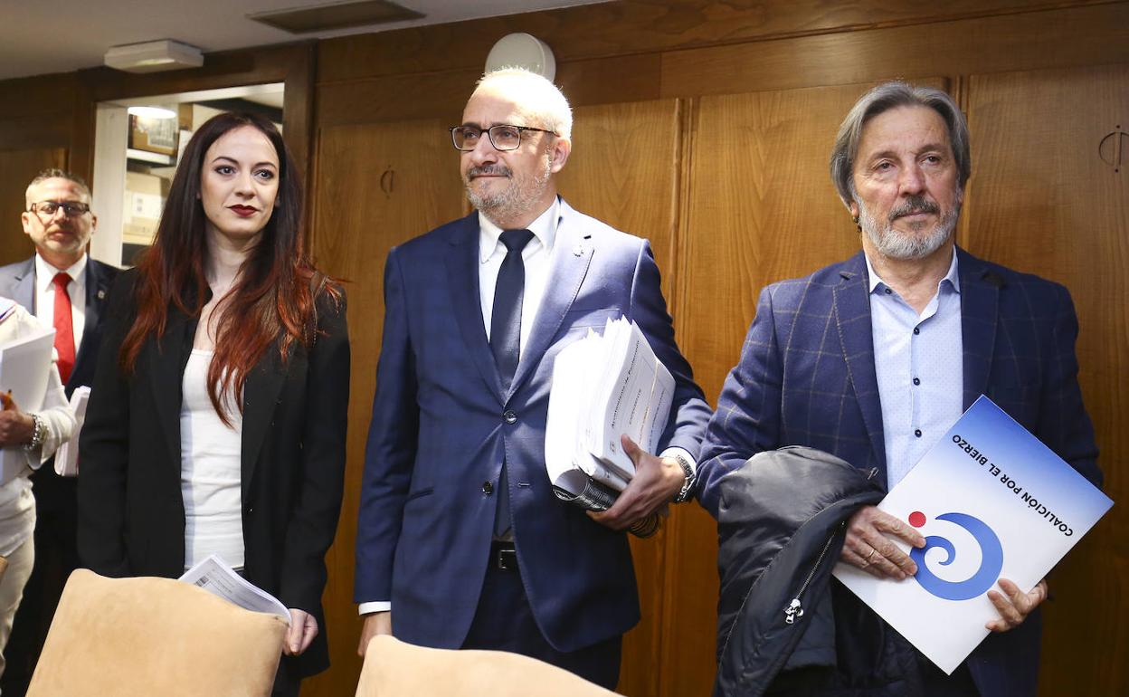 El alcalde de Ponferrada, Olegario Ramón, junto a Pedro Muñoz instantes antes de un pleno municipal.