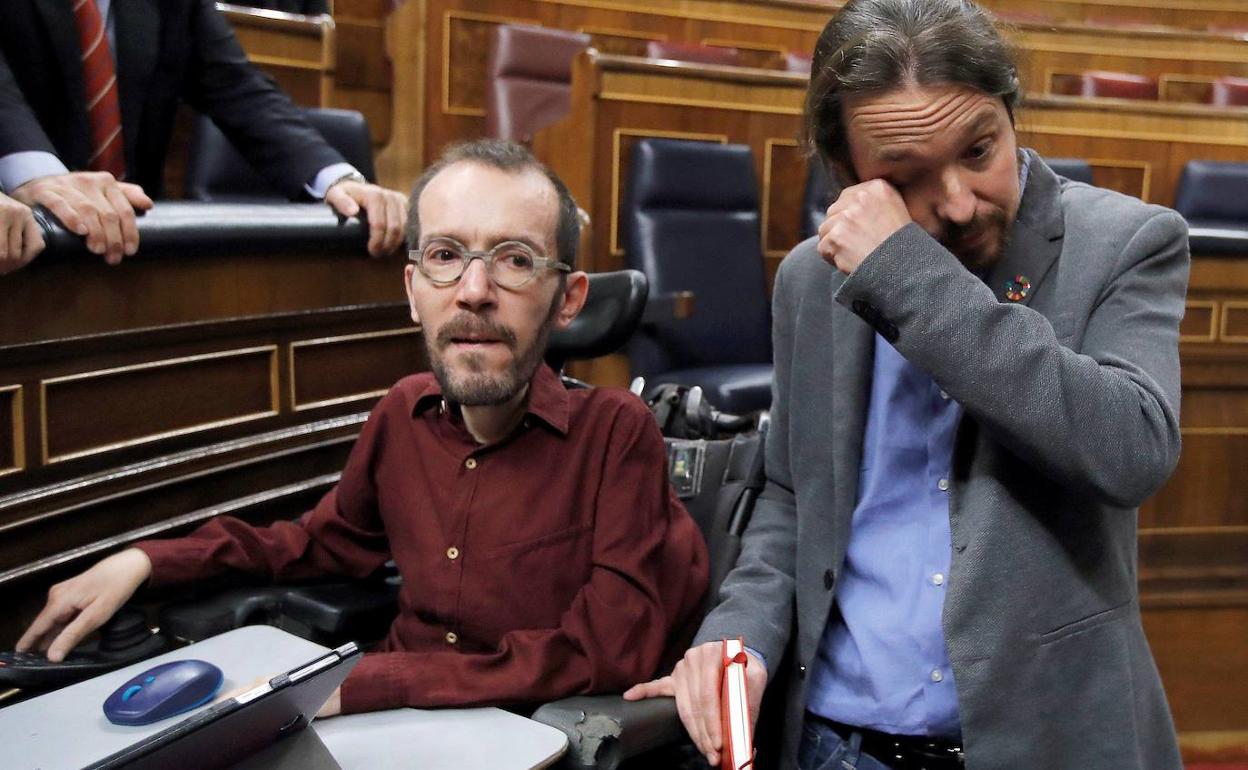 Pablo Echenique y Pablo Iglesias, emocionados tras la investidura de Pedro Sánchez el pasado mes de enero.