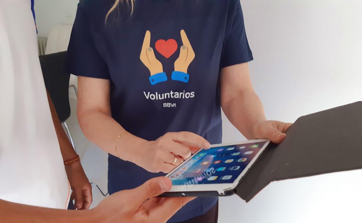 Voluntarios de BBVA y Cruz Roja.
