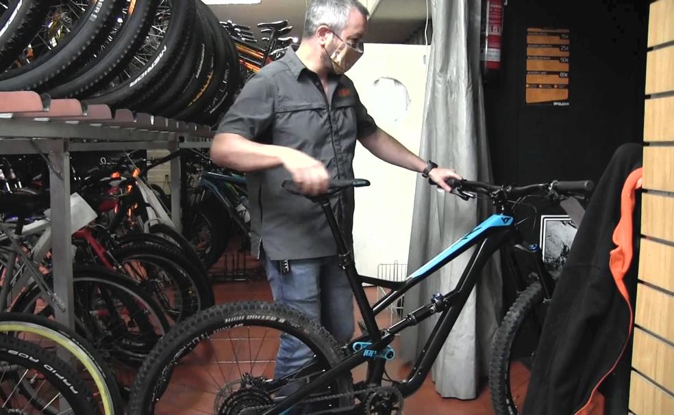 Paco, de Bike León, revisa una bici en reparación este jueves.