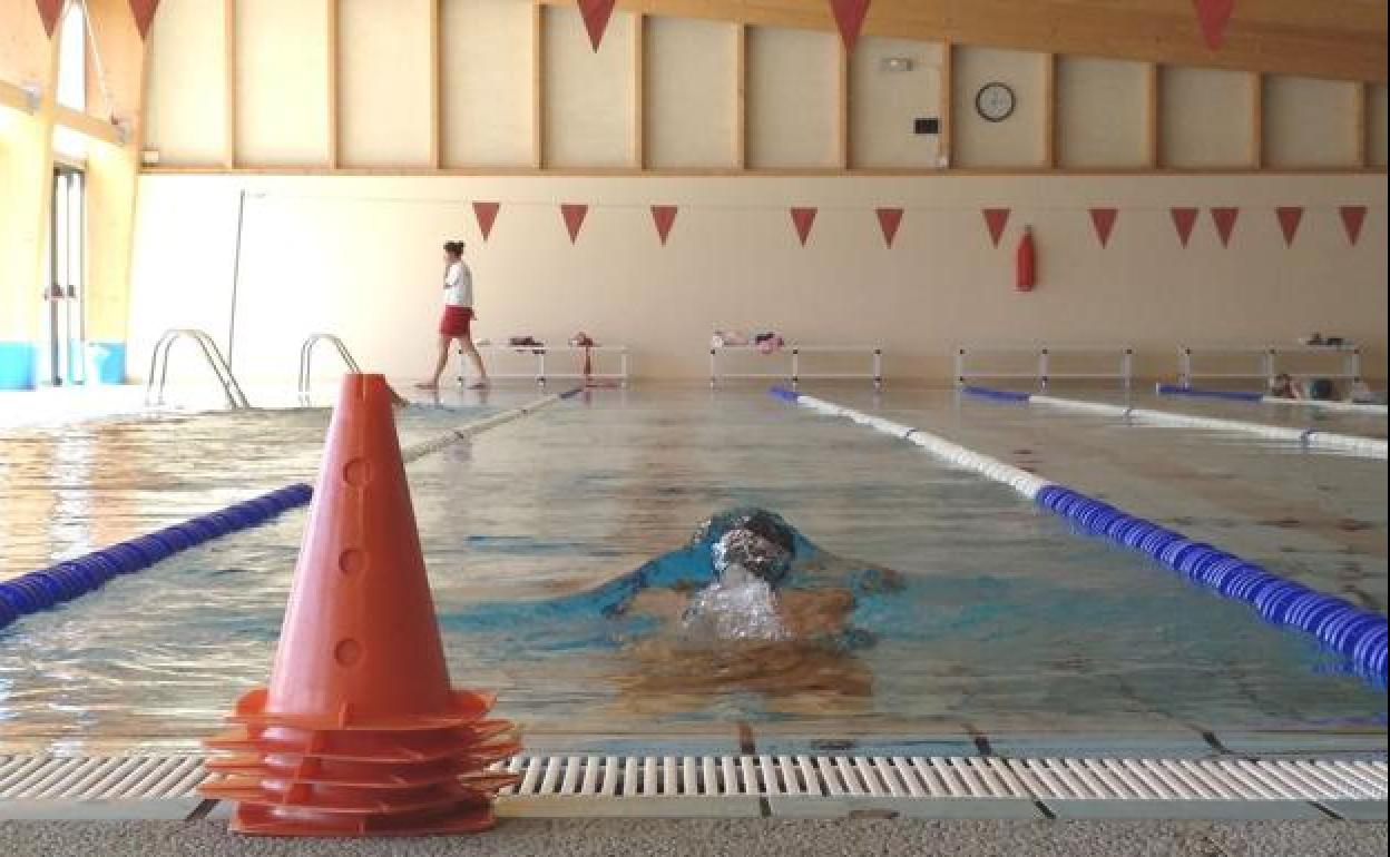 Un nadador usando una piscina en León.