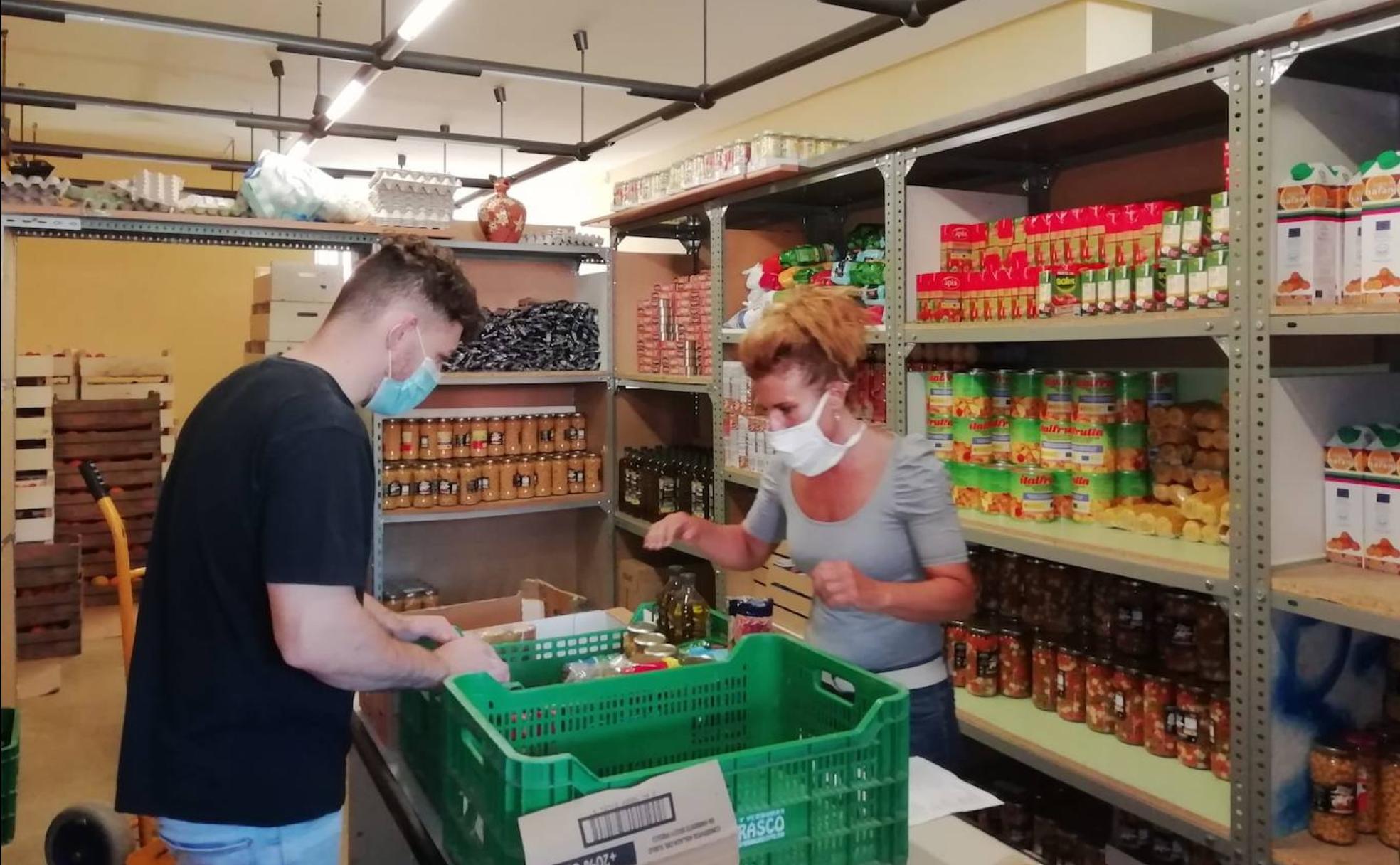 Preparativos de una caja con suministros.