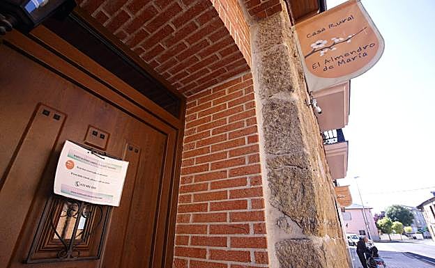 Puerta de una casa rural en la provincia.