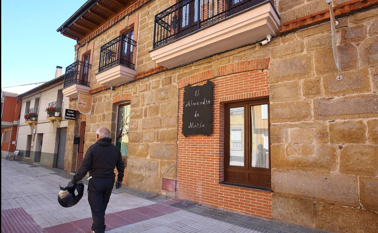 Casa rural 'El Almendro de María', situada en la localidad de Columbrianos (León), perteneciente al municipio de Ponferrada.