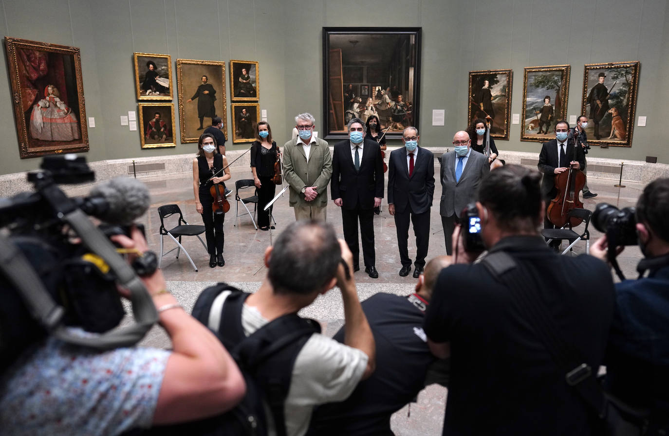 Colas en la fachada del Museo Nacional del Prado.