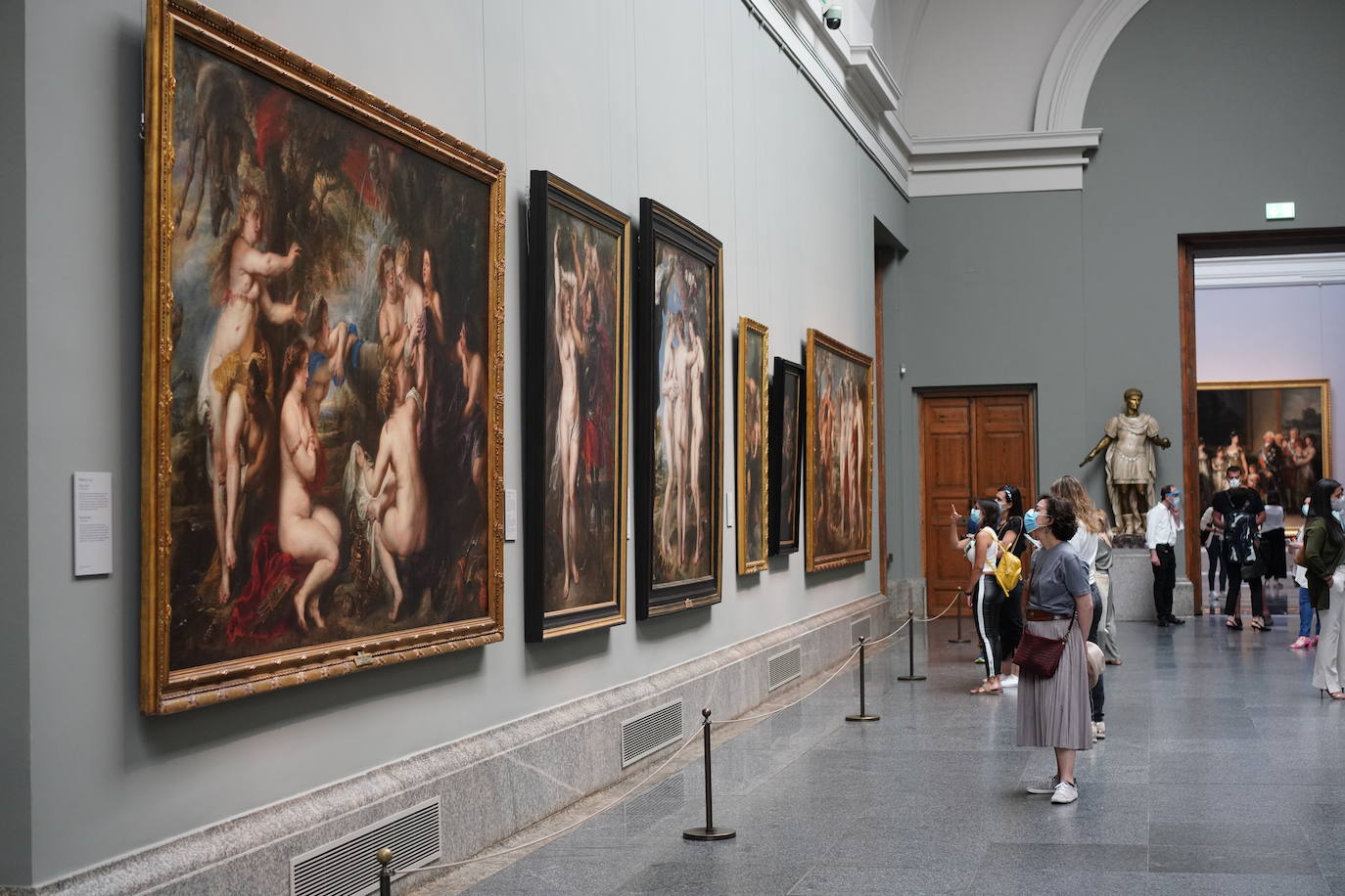 Colas en la fachada del Museo Nacional del Prado.