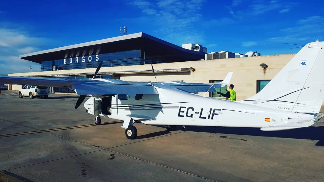 Una avioneta de FlyBy School en el Aeropuerto de Burgos. 