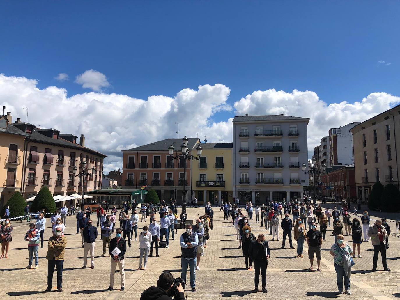 Ponferrada acoge la protesta silenciosa del colectivo empresarial para reclamar estímulos económicos y ampliación de los ERTE.