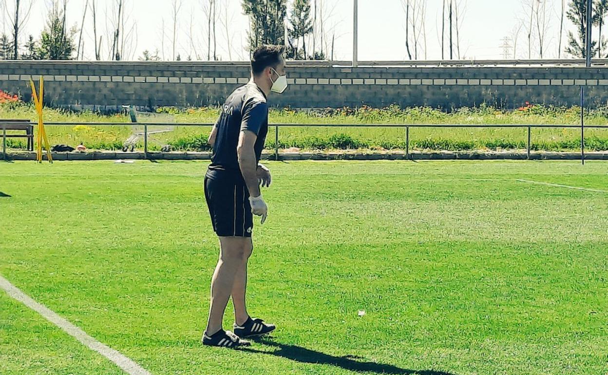José Manuel Aira dirigiendo un entrenamiento.
