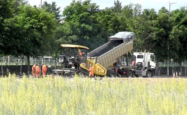 Imagen principal - Imagen de las obras en el polígono de La Granja durante esta semana. 