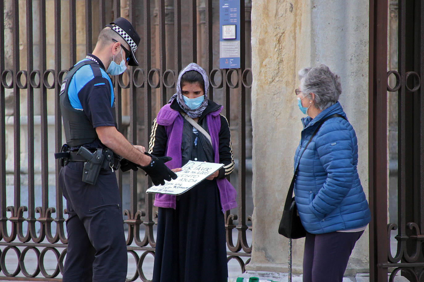 La Catedral de León sirvió su misa dominical a los fieles que acudieron.