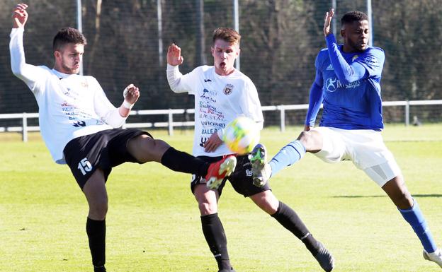 Un lance del partido entre Oviedo B y Peña Deportiva.