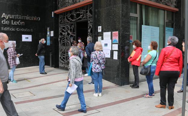 Cola para acceder al registro en el Ayuntamiento de León.