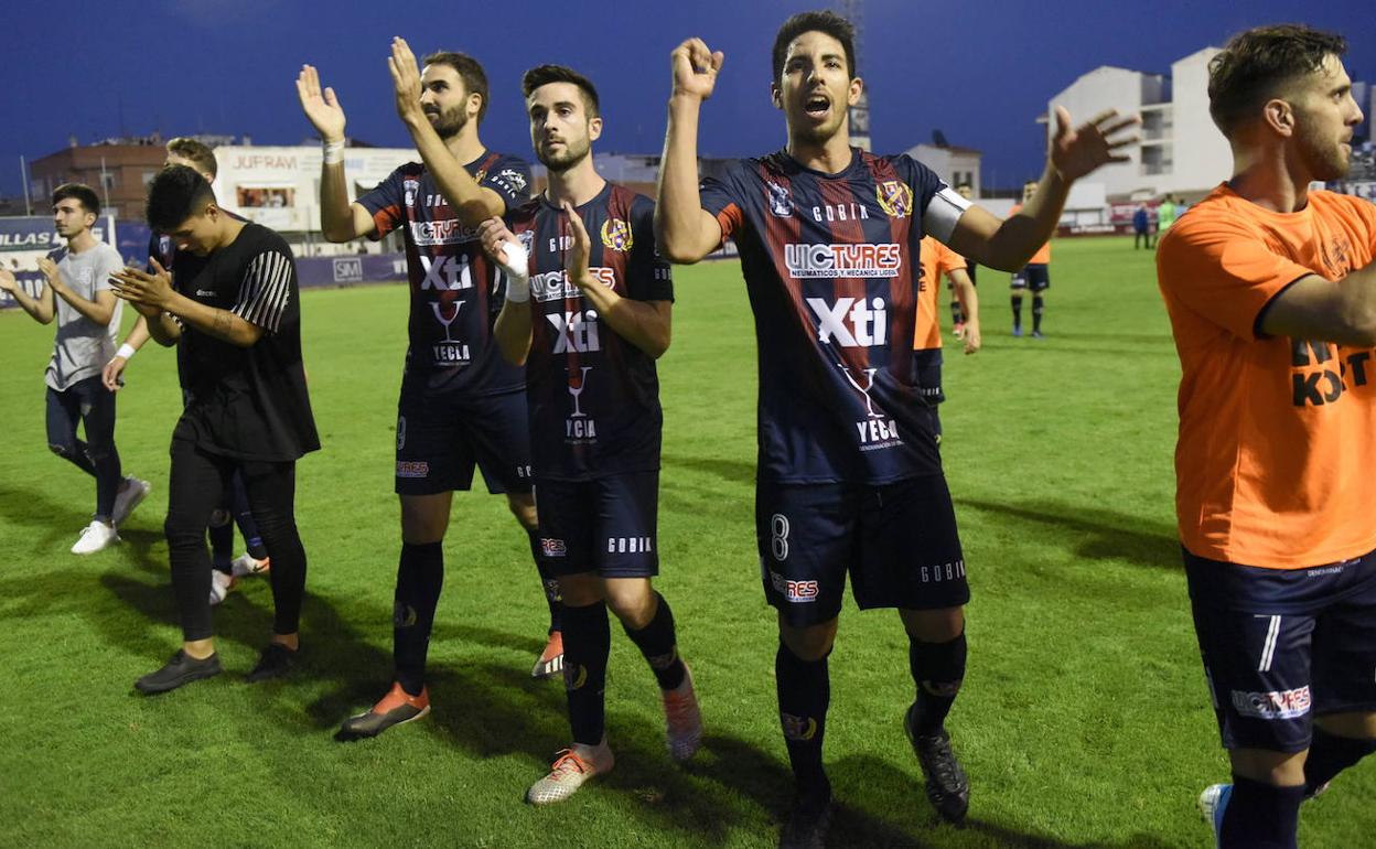 Los jugadores del Yeclano celebran una victoria.