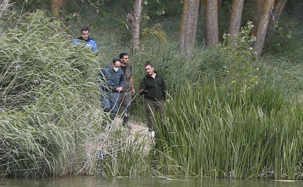 Un agente de la Policía Municipal de Simancas y otro de la Guardia Civil trabajan junto a Arturo Pascual y Jesús Beato en la zona de Pesqueruela. 