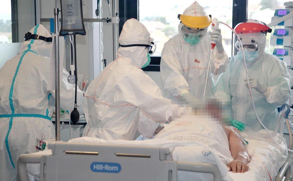 Un equipo médico trabaja en una UCI durante la pandemia por el coronavirus.