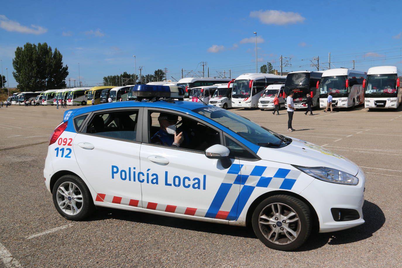 Los buses del servicio discrecional salen a las calles para reivindicar ayudas al sector.