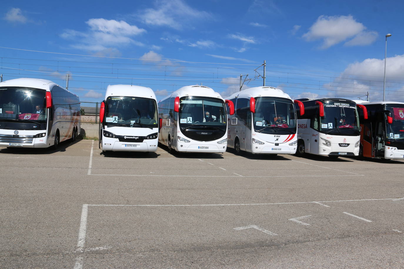 Los buses del servicio discrecional salen a las calles para reivindicar ayudas al sector.