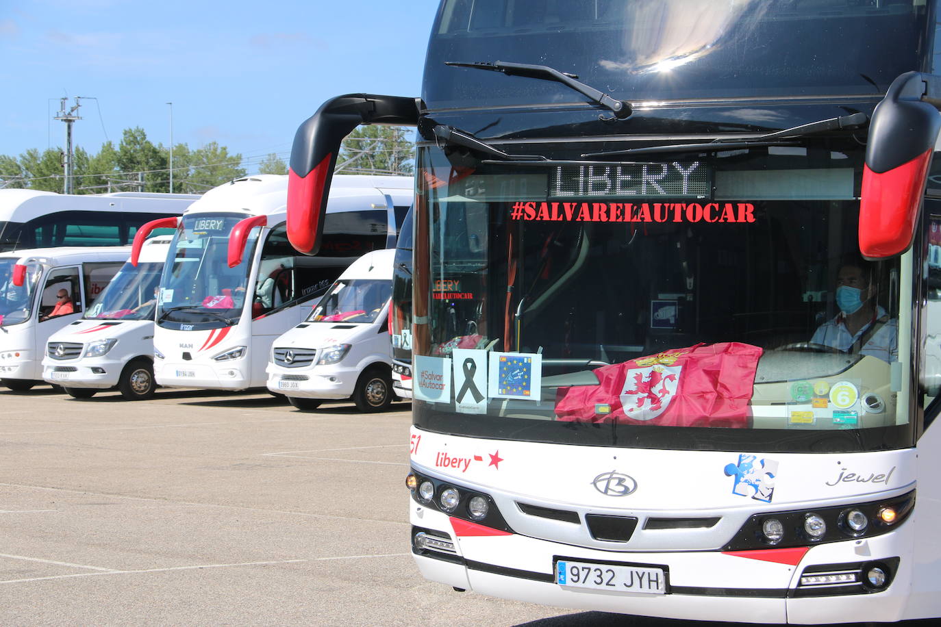 Los buses del servicio discrecional salen a las calles para reivindicar ayudas al sector.