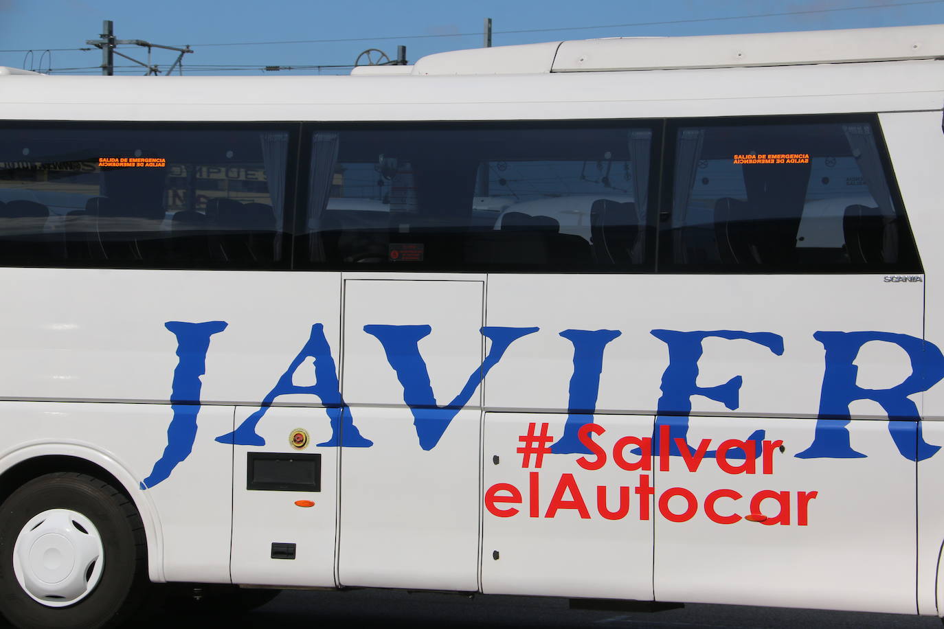 Los buses del servicio discrecional salen a las calles para reivindicar ayudas al sector.