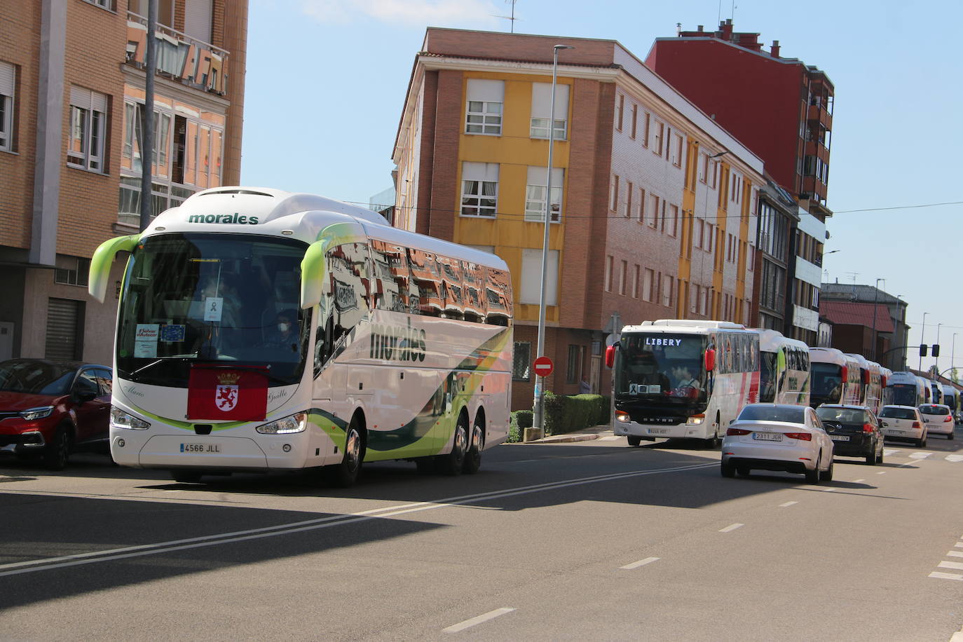 Los buses del servicio discrecional salen a las calles para reivindicar ayudas al sector.