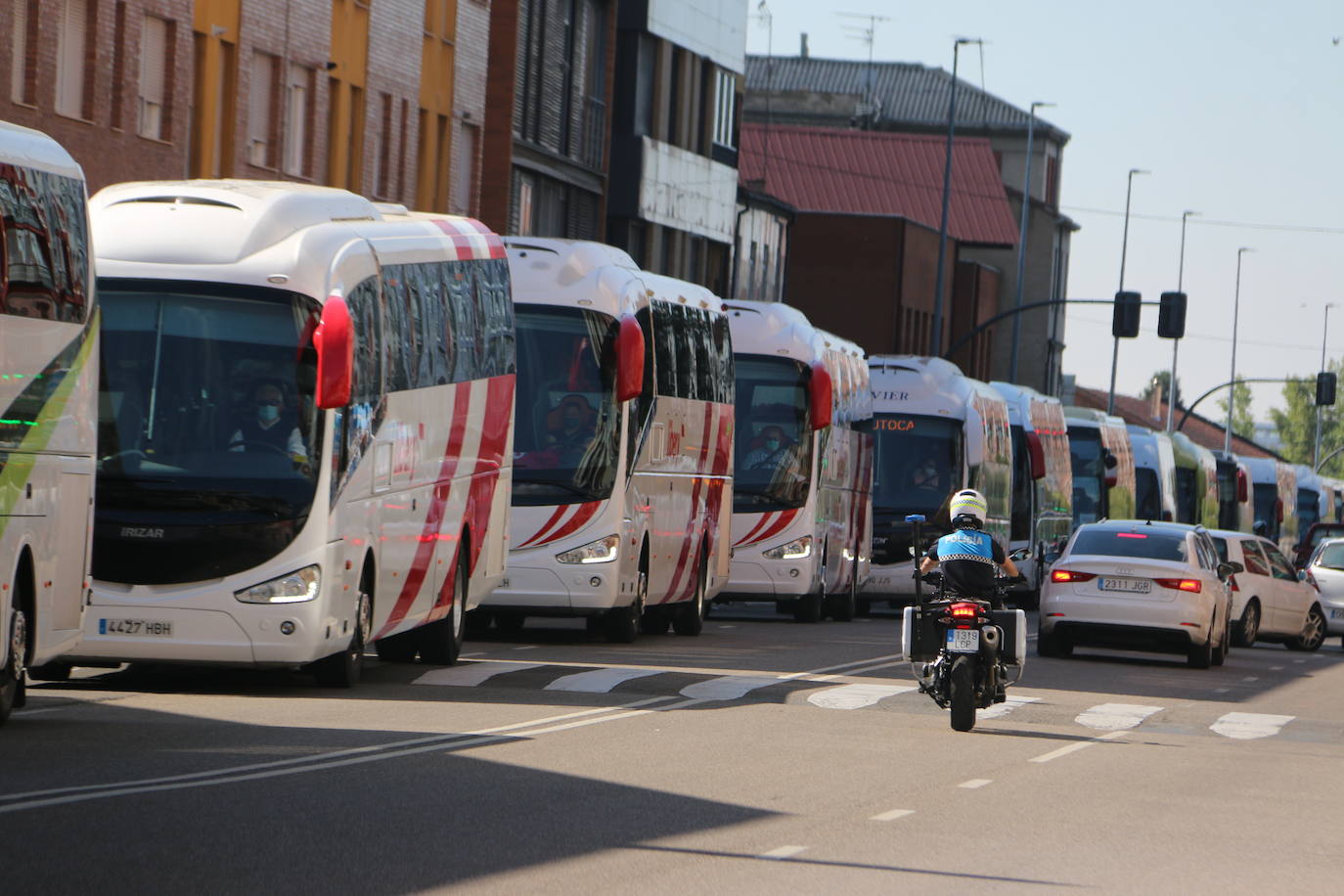 Los buses del servicio discrecional salen a las calles para reivindicar ayudas al sector.