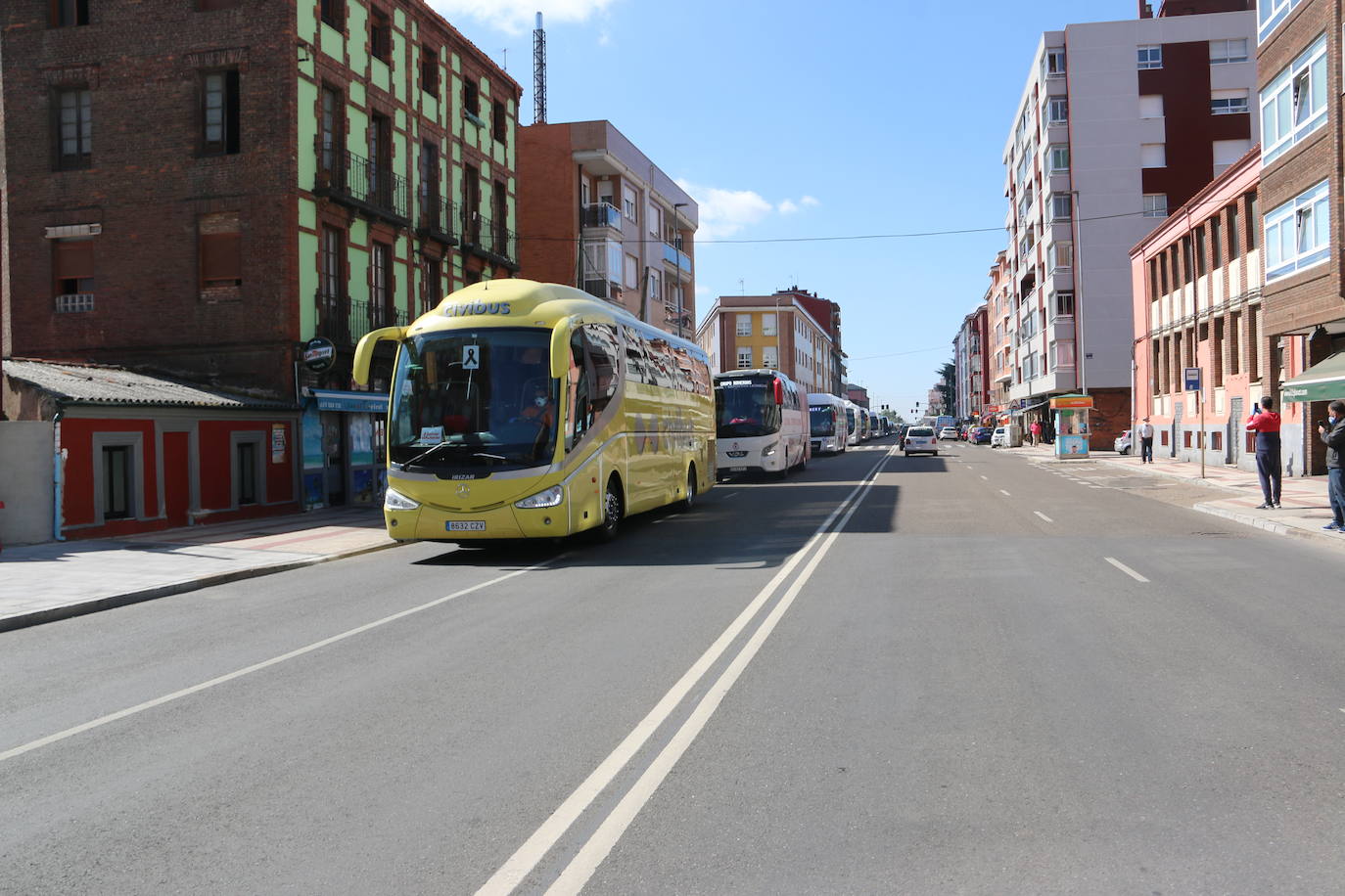 Los buses del servicio discrecional salen a las calles para reivindicar ayudas al sector.