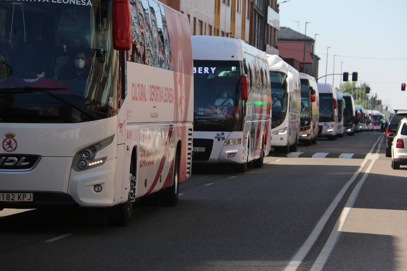 Los buses del servicio discrecional salen a las calles para reivindicar ayudas al sector.