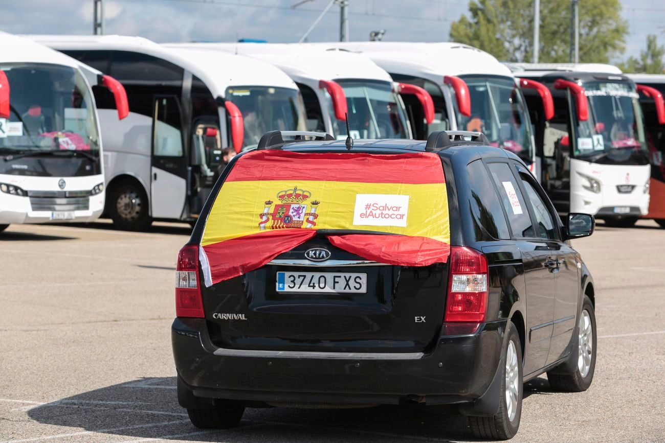 Los buses del servicio discrecional salen a las calles para reivindicar ayudas al sector.