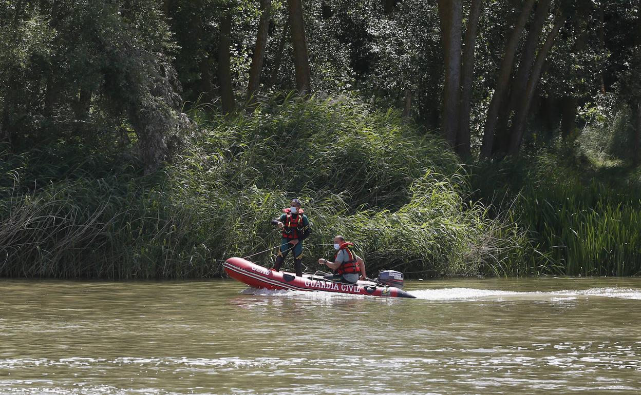 Labores de búsqueda del reptil en las aguas.