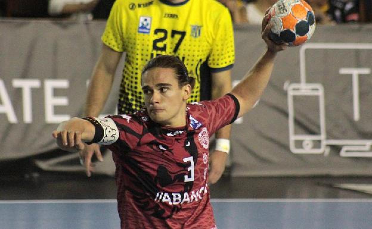 Mario López, en un partido con el Abanca Ademar.