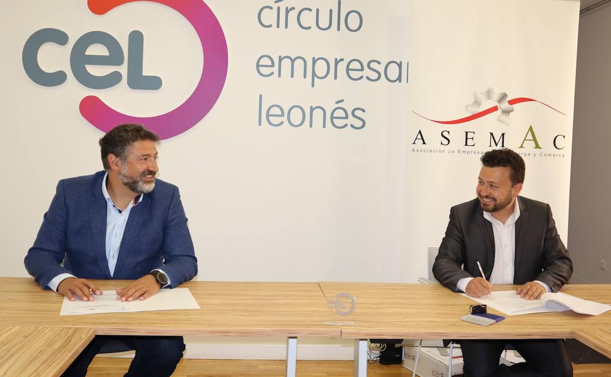 Julio César Álvarez, presidente del CEL, y Pablo Peyuca, presidente de Asemac, firman el convenio.