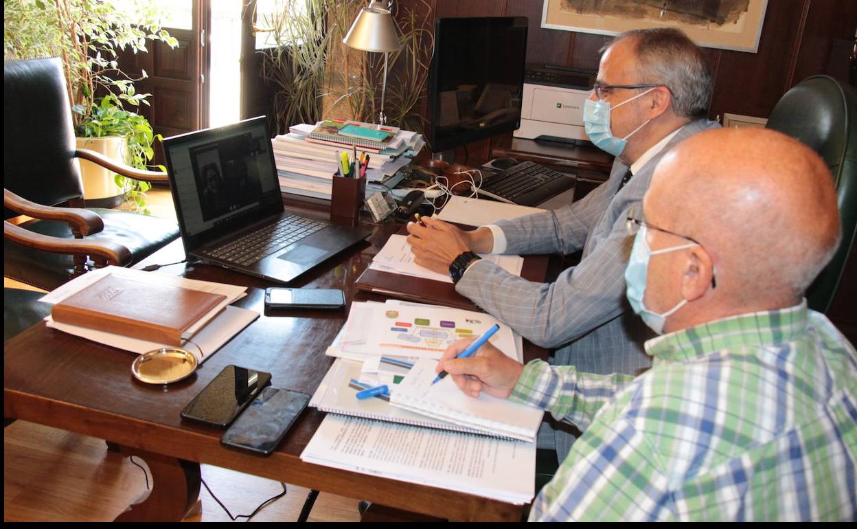 El alcalde de Ponferrada y el concejal de Urbanismo, durante la reunión por videoconferencia con la directora del Instituto para la Transición Justa (ITJ), Laura Martín.