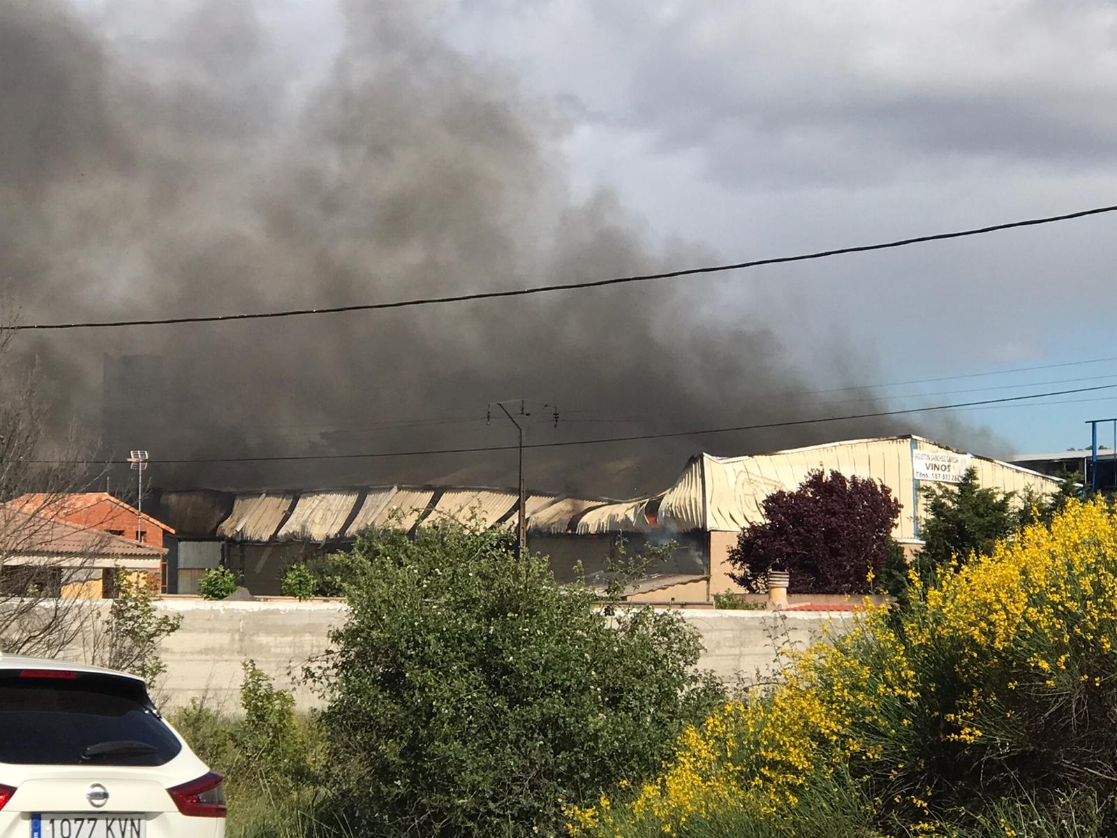 Un gran incendio devora una nave industrial con productos químicos y alcanza a otras anexas en Valverde de la Virgen.