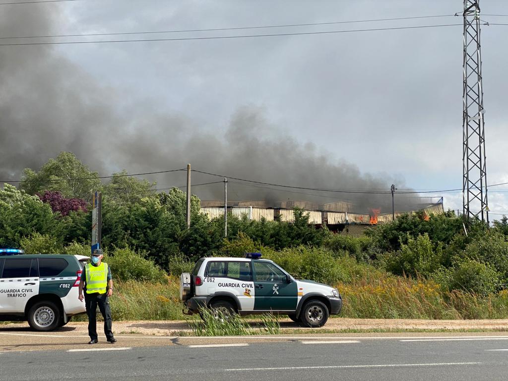 Un gran incendio devora una nave industrial con productos químicos y alcanza a otras anexas en Valverde de la Virgen.