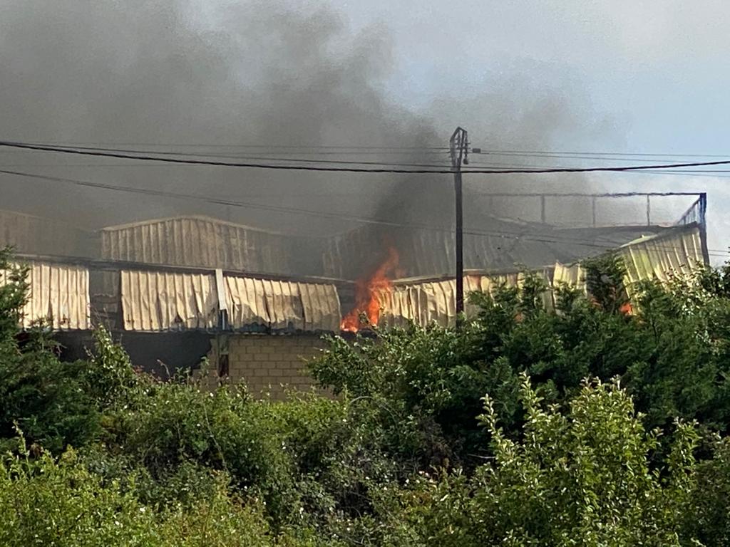 Un gran incendio devora una nave industrial con productos químicos y alcanza a otras anexas en Valverde de la Virgen.