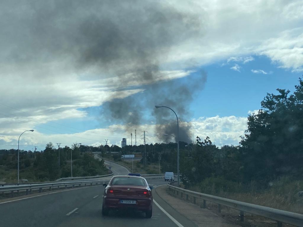 Un gran incendio devora una nave industrial con productos químicos y alcanza a otras anexas en Valverde de la Virgen.