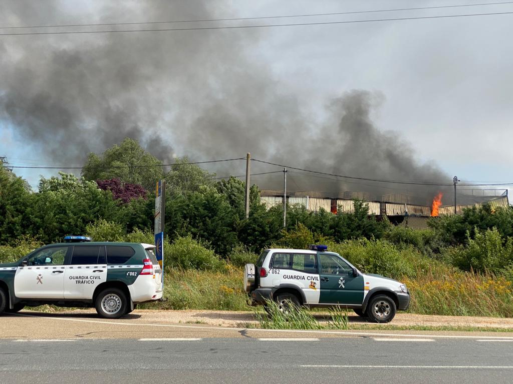 Un gran incendio devora una nave industrial con productos químicos y alcanza a otras anexas en Valverde de la Virgen.