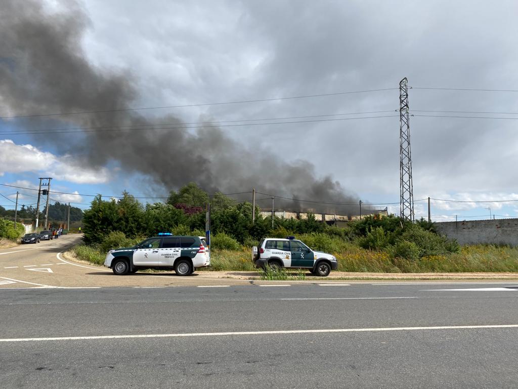 Un gran incendio devora una nave industrial con productos químicos y alcanza a otras anexas en Valverde de la Virgen.