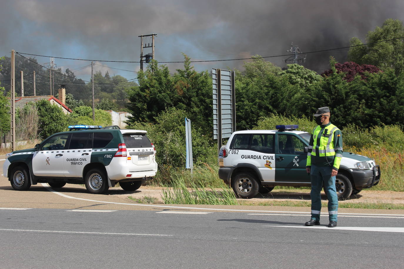 Un gran incendio devora una nave industrial con productos químicos y alcanza a otras anexas en Valverde de la Virgen.