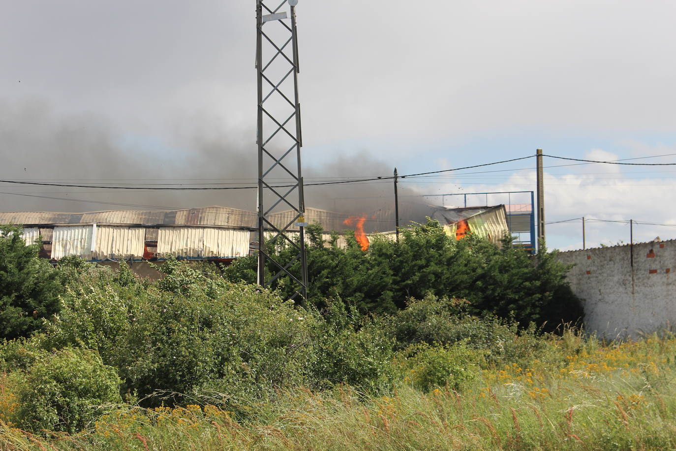 Un gran incendio devora una nave industrial con productos químicos y alcanza a otras anexas en Valverde de la Virgen.