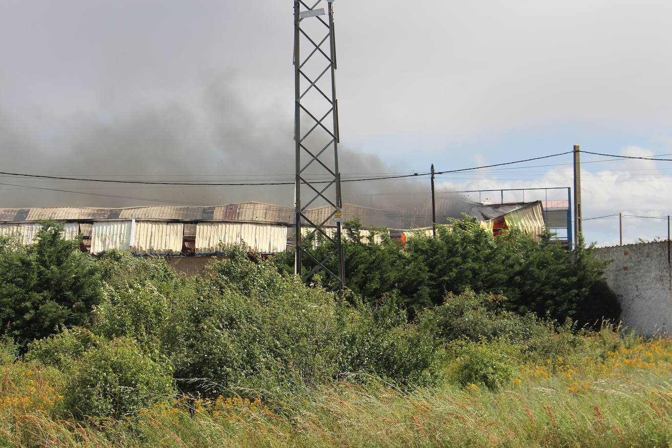 Un gran incendio devora una nave industrial con productos químicos y alcanza a otras anexas en Valverde de la Virgen.