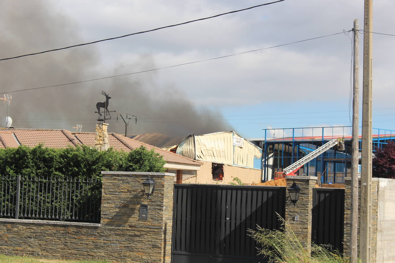 Un gran incendio devora una nave industrial con productos químicos y alcanza a otras anexas en Valverde de la Virgen.