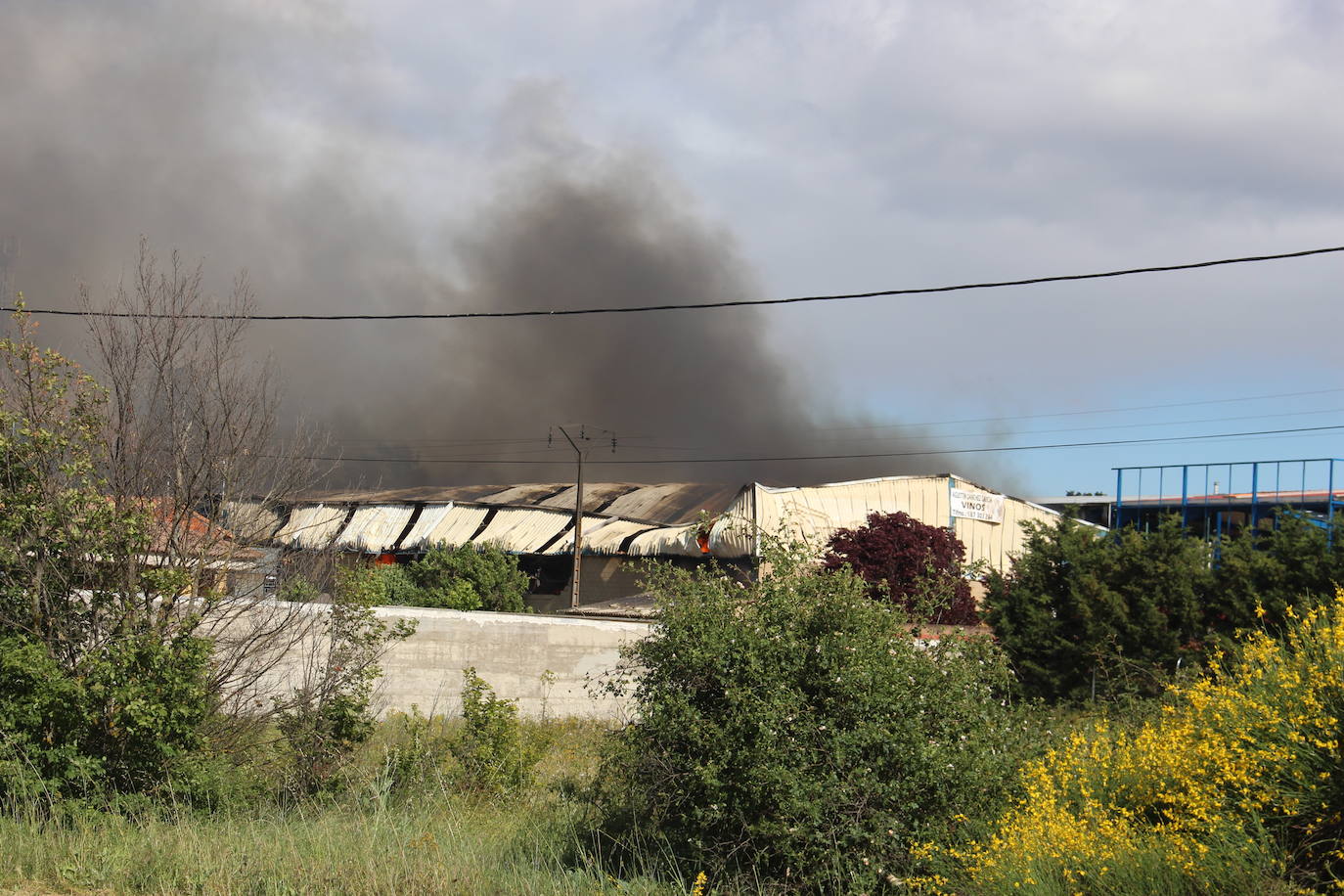 Un gran incendio devora una nave industrial con productos químicos y alcanza a otras anexas en Valverde de la Virgen.