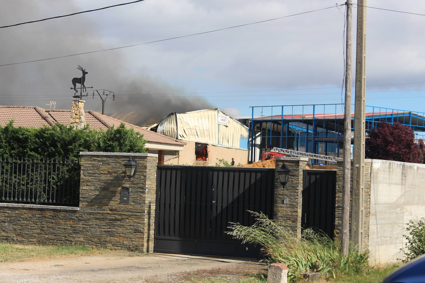 Un gran incendio devora una nave industrial con productos químicos y alcanza a otras anexas en Valverde de la Virgen.