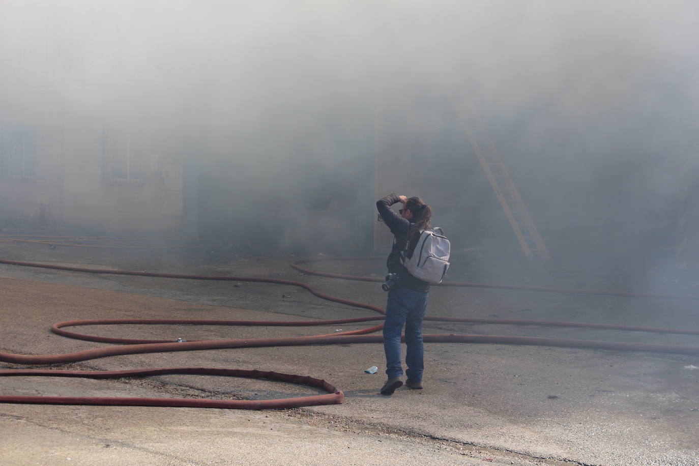 Un gran incendio devora una nave industrial con productos químicos y alcanza a otras anexas en Valverde de la Virgen.