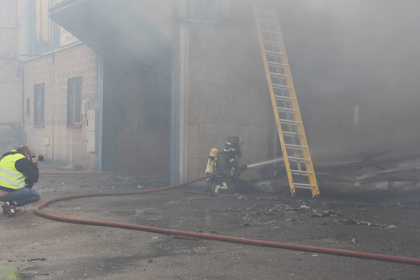 Un gran incendio devora una nave industrial con productos químicos y alcanza a otras anexas en Valverde de la Virgen.