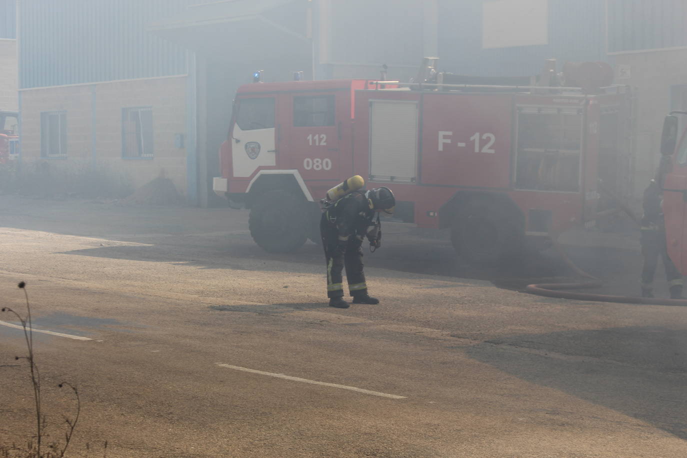 Un gran incendio devora una nave industrial con productos químicos y alcanza a otras anexas en Valverde de la Virgen.